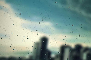 Canvas雨滴落在玻璃屏幕模糊背景动画效果