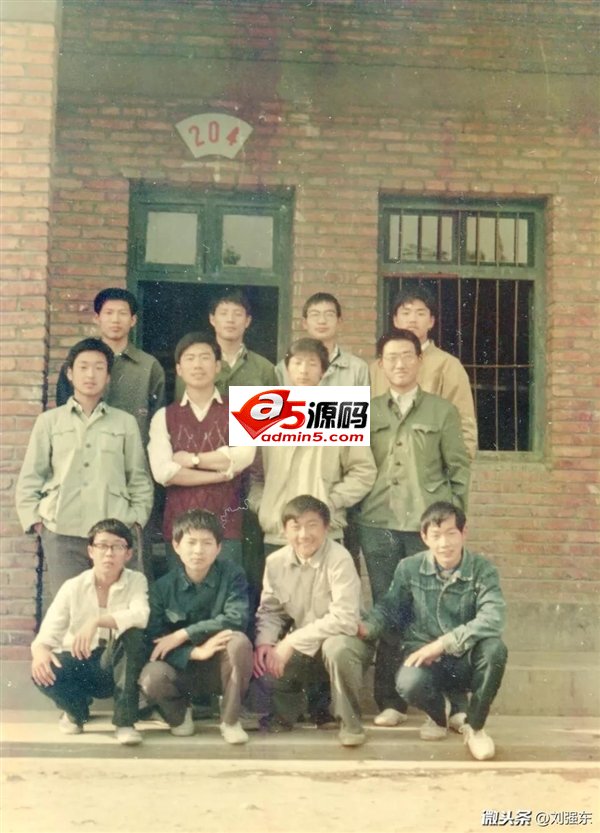 刘强东晒中学时照片 呼吁个税起征点提到1万元